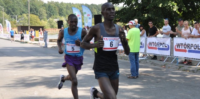 Kenijczyk Abel Kibet Rop (na pierwszym planie) był najlepszy w Półmaratonie Wtórpol. Drugi na mecie zameldował się jego rodak Hilary Kiptum Mayo Kimayo (z tyłu).