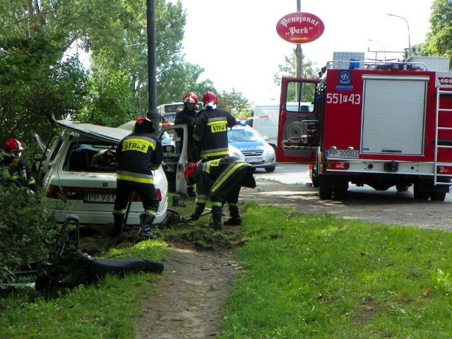 Samochód uderzył w drzewo.