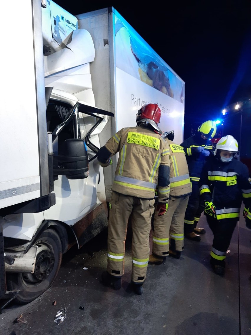 Wypadek na A4 pod Legnicą. Dostawczak wbił się w tył ciężarówki