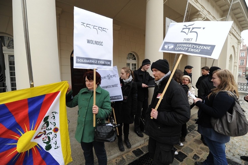 Protest na Starym Rynku przeciwko przemocy w Tybecie