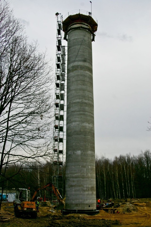 Wieża z radarem powstaje na południe od pasa startowego, kilkaset metrów od miejscowości Kębłowice (gmina Kąty Wrocławskie)