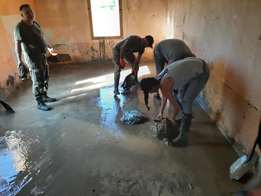 Radni oraz społecznicy z Przemyśla pomagali powodzianom w...