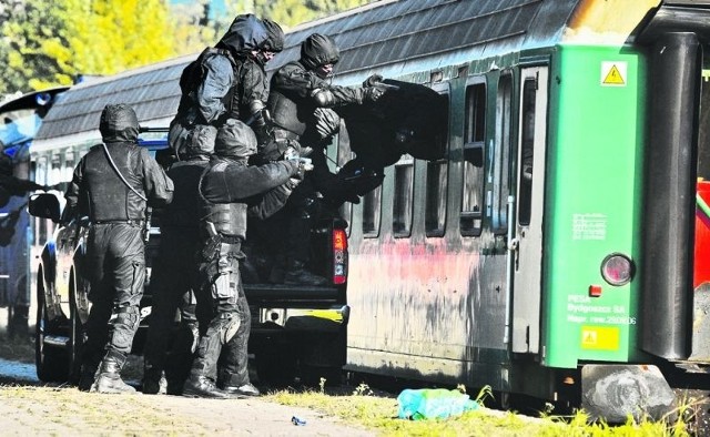 Scenariusz ćwiczeń: terroryści opanowali pociąg z kibicami. Trwa akcja grupy szturmowej