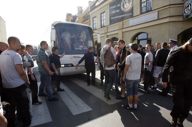 Kibice zablokowali przejazd &quot;Tuskobusu&quot; (ZDJĘCIA)