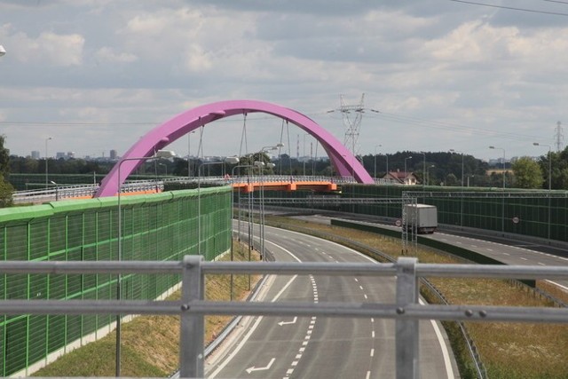 W poniedziałek Maciej Zalewski, rzecznik GDDKiA podczas konferencji prasowej powiedział, że w zamierzeniu wiadukt ma się stać wizytówką regionu. Projekt to inwencja twórcza jednego z projektantów. Wiadukt w stylu krzywego domu w Sopocie ma nadać obwodnicy uroku. Jest to ewenement na skalę Polski. Nie przypominam sobie, aby gdziekolwiek znajdowała się inna, podobna budowla tego typu.