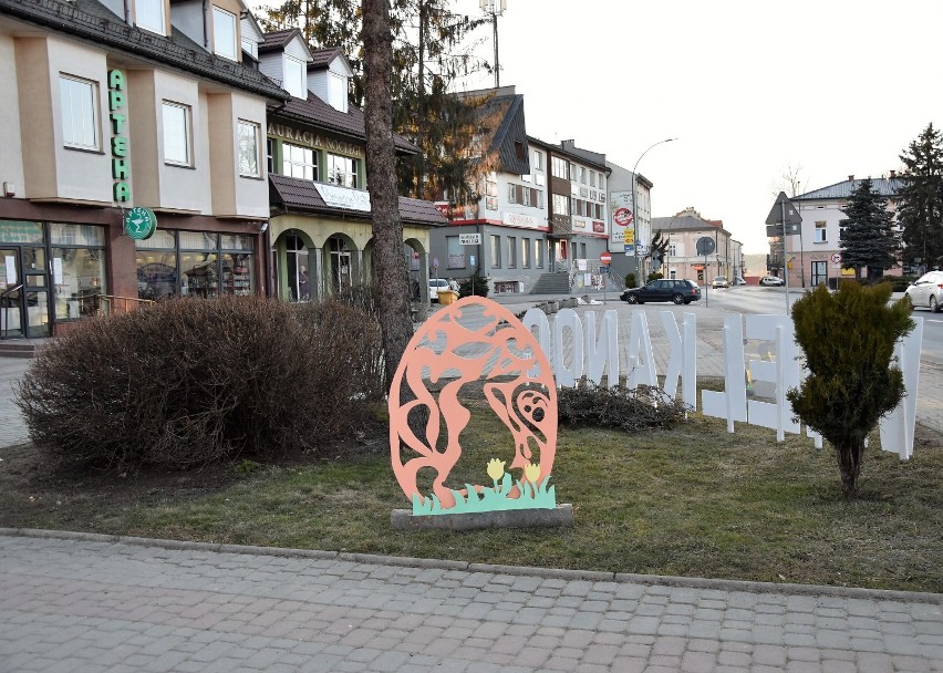 Kilkanaście dekoracji świątecznych zdobi rynek w Lesku.