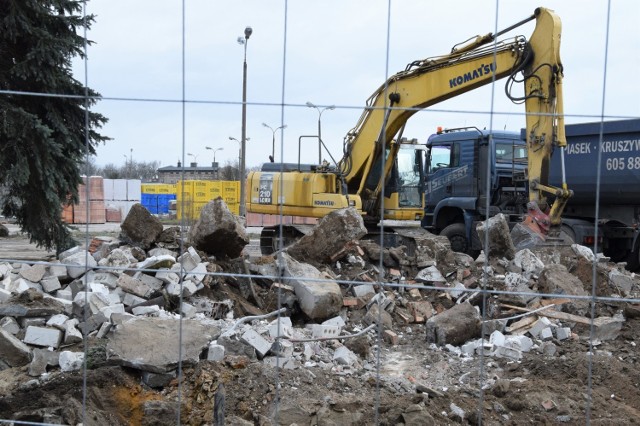 Trwają prace rozbiórkowe dawnego dworca PKS w Inowrocławiu. Po głównym budynku, gdzie znajdowały się kasy i biletowe i poczekalnia, pozostała już niewielka sterta gruzu. Niebawem na dworcowym terenie rozpocznie się budowa centrum handlowego Vendo Park.