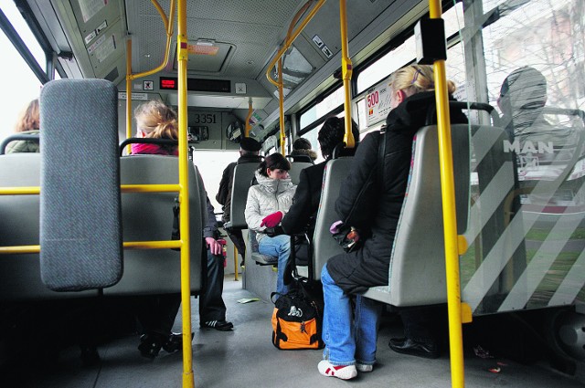 Ani pasażerowie, ani kierowca nie mogą palić w autobusie