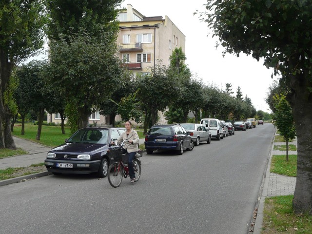 Ulica Sucharskiego w połowie służy jako parking