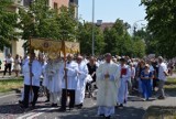 Boże Ciało w Pruszczu Gdańskim. Tłumy wiernych w procesji ulicami miasta. ZDJĘCIA