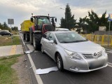 Wypadek w Powierciu. Ciągnik rolniczy zderzył się z osobówką. Poszkodowany rowerzysta