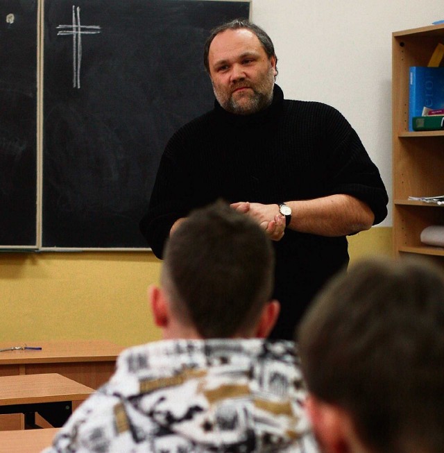 Grzegorz Fels podczas lekcji religii w rudzkiej szkole