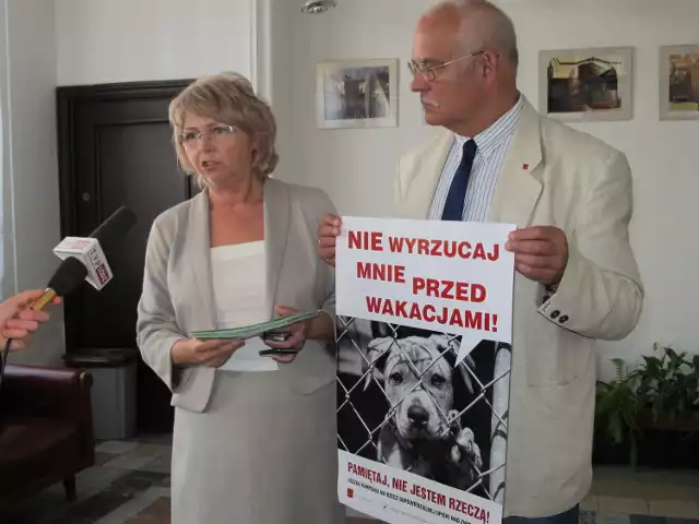 Elżbieta Królikowska-Kińska i Tadeusz Morawski po raz czwarty rozpoczęli kampanię mającą zapobiegać wyrzucaniu zwierząt w czasie wakacji.