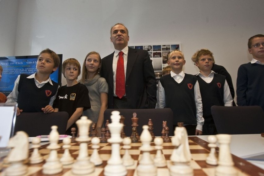 Kasparow promuje szachy we Wrocławiu. Nie obyło się bez wpadki... (ZDJĘCIA)