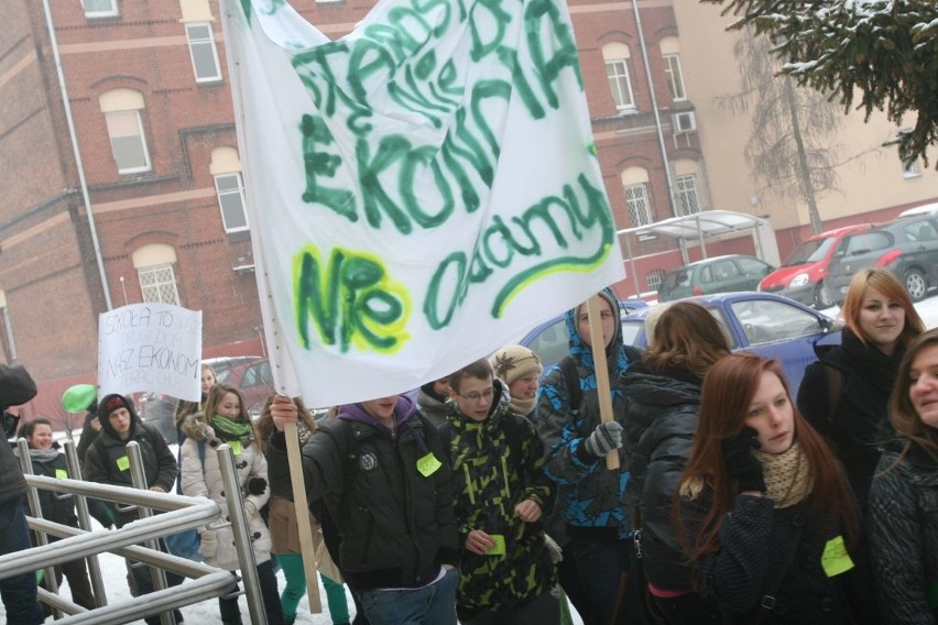 Manifestacja młodzieży Ekonomika z Raciborza [ZDJĘCIA i WIDEO]