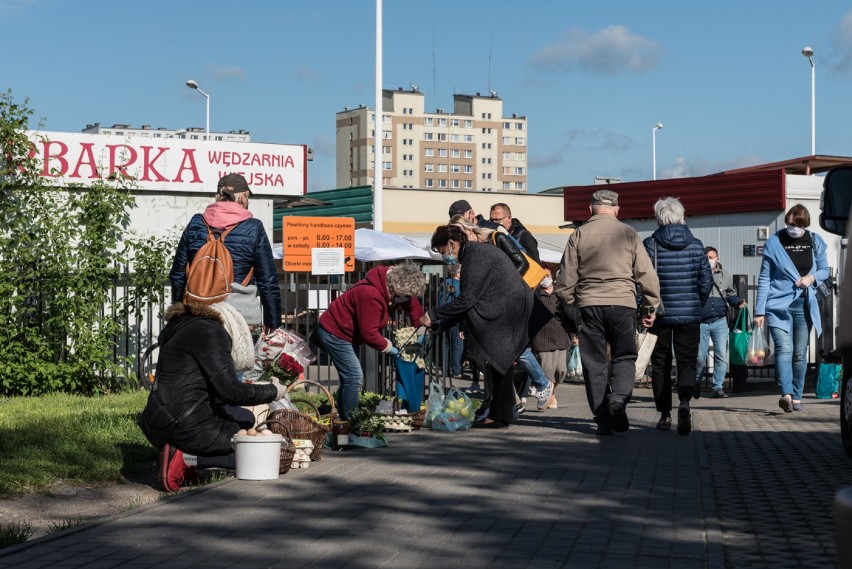 Bezpieczne zakupy na konińskim targowisku. Pełne zabezpieczenie sanitarne ze strony zarządcy i dyscyplina klientów                       