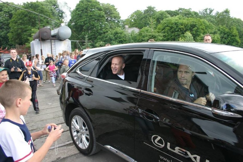 Flesz z przeszłości. Bruce Willis w Destylarni Sobieski w Starogardzie Gdańskim. Pamięacie tę wizytę? 