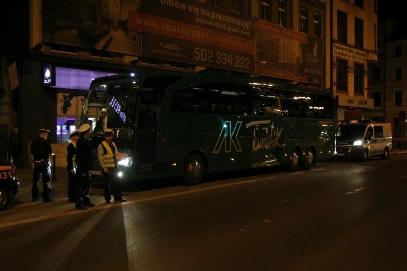 Wrocław: Zderzenie autobusu turystycznego z tramwajem (ZDJĘCIA)