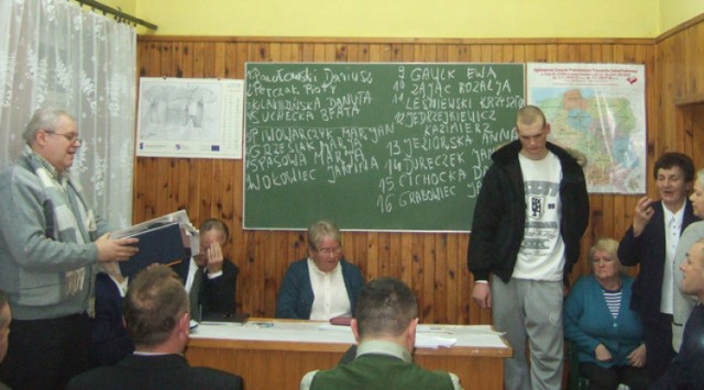 Sławomir Kasprzyk (z lewej) dyskutował za zebraniu z członkami rady osiedla i próbował przekonać ich do swoich racji.