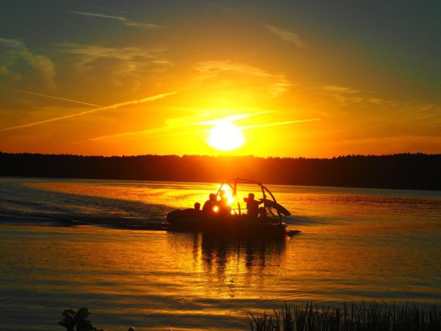 Zachód słońca nad jeziorem Logo