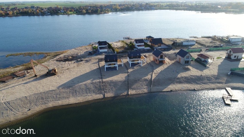 Nowoczesne domki z prywatną plażą stanęły nad jeziorem w Spalonej koło Legnicy. Wieś staje się coraz bardziej atrakcyjna! [ZDJĘCIA]