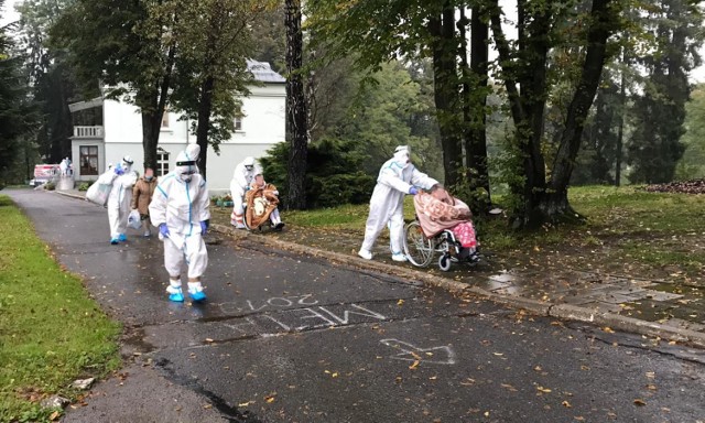 Ratownicy pomogli pensjonariuszom DPS w Izdebniku.