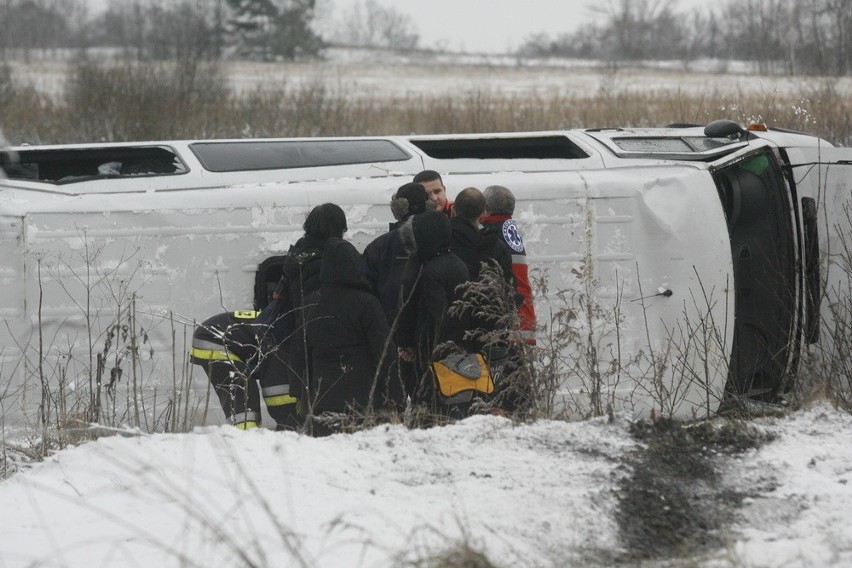 Bus koziołkował na drodze Lubin - Legnica. Osiem osób zostało rannych (FOTO)