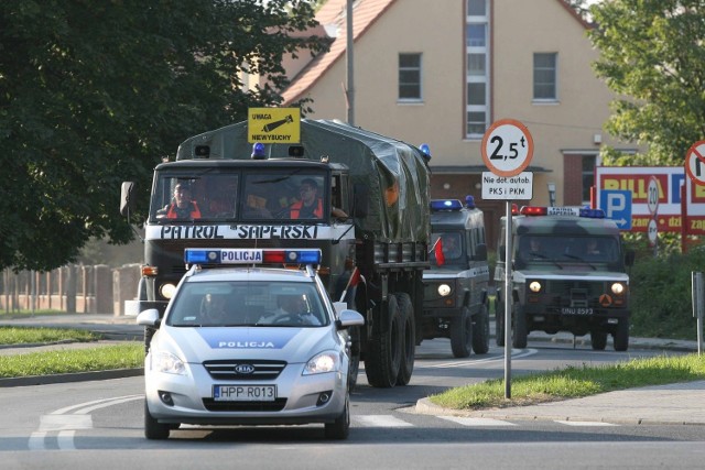 Przez wiele godzin saperzy nie mogli wywieźć niewybuchu