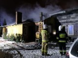 Nocy pożar domu przy ul. Mickiewicza w Tomaszowie Maz. W akcji 30 strażaków [ZDJĘCIA]