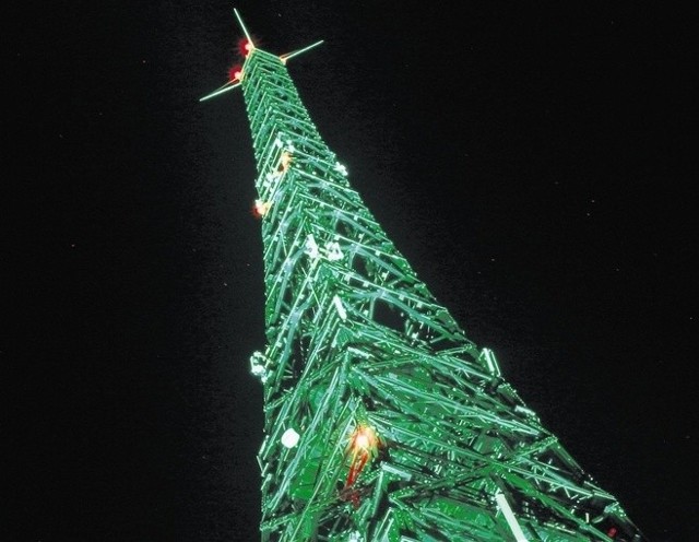 Radiostacja Gliwicka. Najwyższa na świecie drewniana budowla. Ma 111 metr&oacute;w wysokości. Jest zbudowana z  bali  z  drewna modrzewiowego.