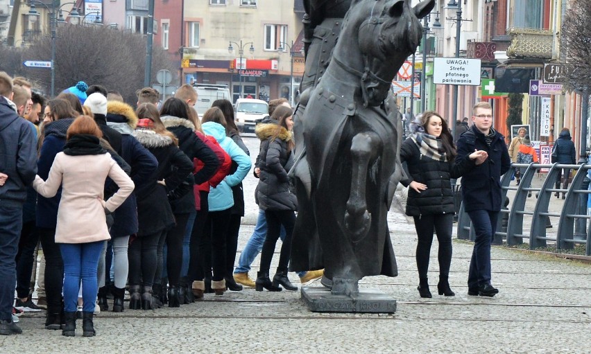 Malborscy maturzyści zatańczyli poloneza w centrum miasta [ZDJĘCIA ZSP 3]