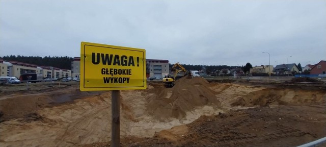Trwa oczyszczenie terenu oraz prowadzone są prace ziemne w ramach drugiego etapu budowy węzła drogowego "Zryw" w Wejherowie.