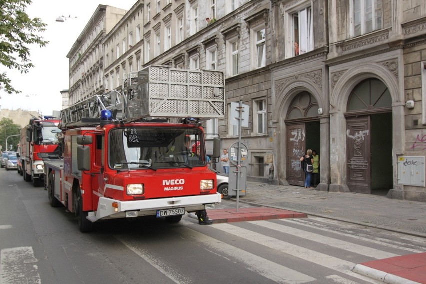 Niewielki pożar przy Komuny Paryskiej. Jedna osoba nie żyje (ZDJĘCIA)