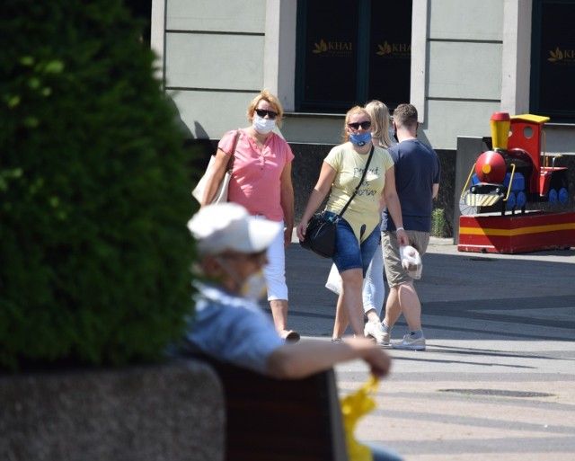 Od soboty mieszkańcy powiatów rybnickiego i wodzisławskiego muszą zakrywać usta i nos w przestrzeni publicznej. Wyjątkiem jest zachowanie dystansu 1,5 m