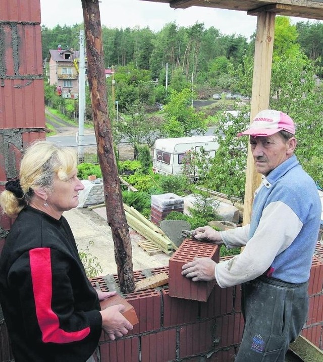 Halina i Ryszard Sobotkowie obawiają się, żeby zimy nie musieli spędzić w przyczepie