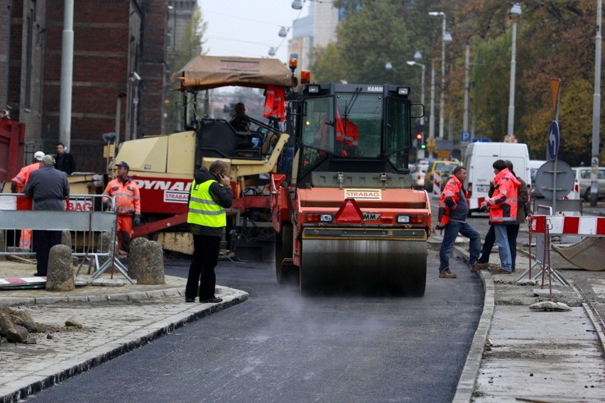 Wrocław: Drogowcy układają asfalt na Podwalu. Wkrótce zmiana organizacji ruchu (ZDJĘCIA)