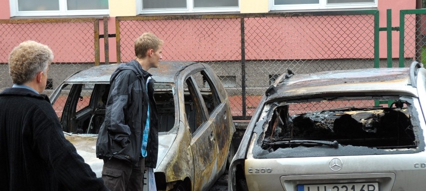 Wołodyjowskiego: Spłonęły cztery samochody (WIDEO,FOTO)