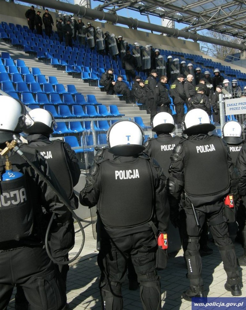 Policjanci ćwiczyli na stadionie w Ostródzie
