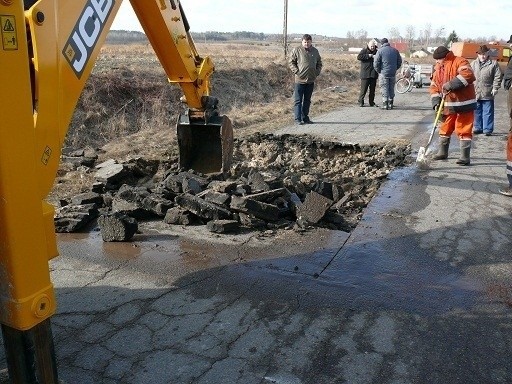 Woda podmyła drogę w Zalesiu Kraszeńskim (ZDJĘCIA)
