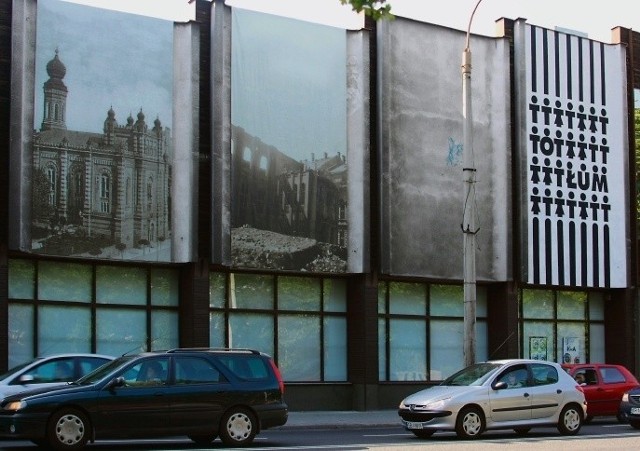 Archiwalne zdjęcia synagogi na fasadzie galerii BWA