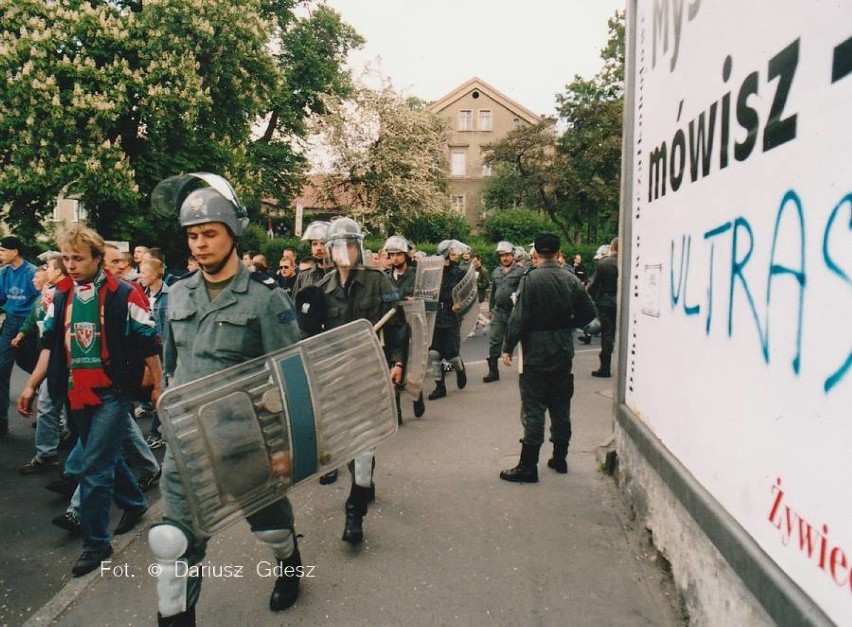 Tak wyglądała w Wałbrzychu wojna kibiców w 1998 roku!...