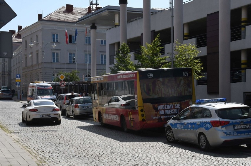 Zderzenie osobówki z autobusem w centrum Kielc. Toyotą podróżowały dzieci [ZDJĘCIA] 