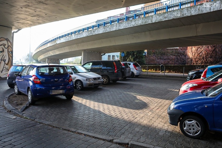 Parking pod Trasą Zamkową w Szczecinie.