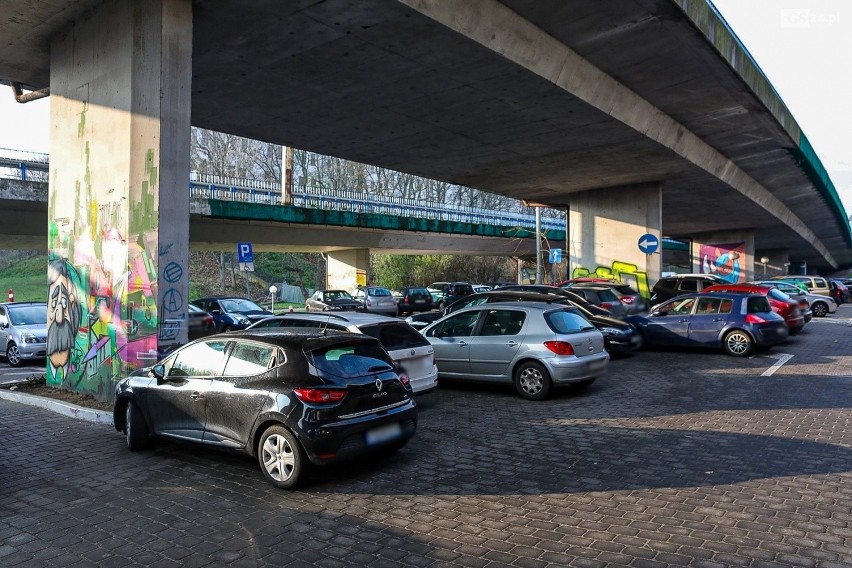Parking pod Trasą Zamkową w Szczecinie.