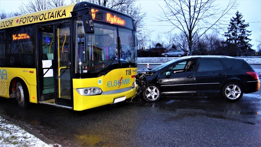 Do groźnego wypadku z udziałem autobusu miejskiego i samochodu osobowego doszło 1 lutego w Kutnie na ulicy Chrobrego