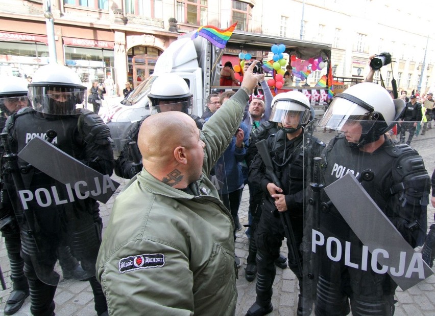 Nietolerancyjny Wrocław. Gdyby nie policja, Marsz Równości przyniósłby ofiary? (ZDJĘCIA, FILMY)