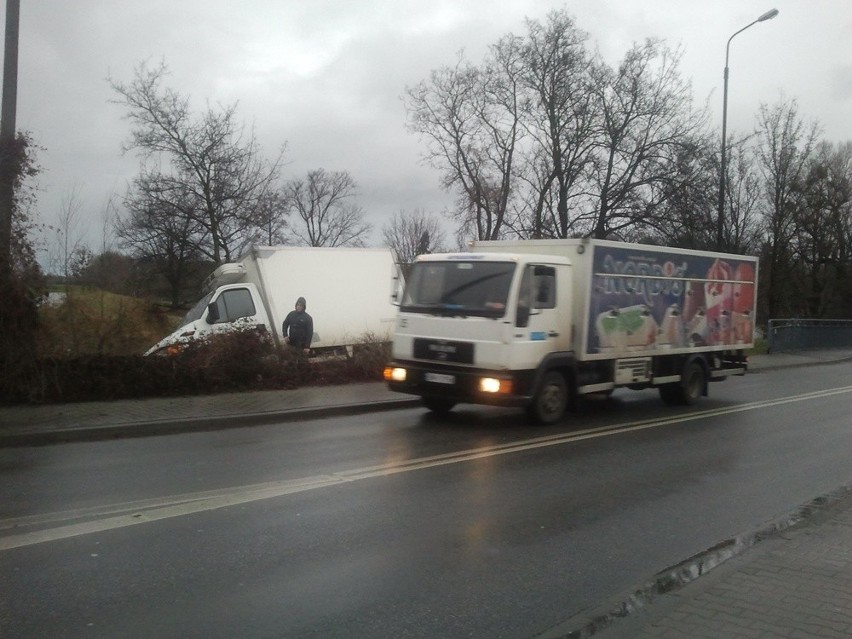 Wrocław: Samochód wpadł do rowu przy ul. Solskiego (ZDJĘCIA)