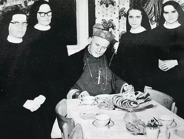 Przez 15 lat siostra Aniela (pierwsza z lewej) gotowała dla kardynała Wojtyły. Przyszły papież uwielbiał makowiec