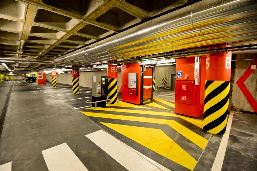 Podziemny parking na Dworcu Głównym za drogi dla kierowców (ZDJĘCIA)