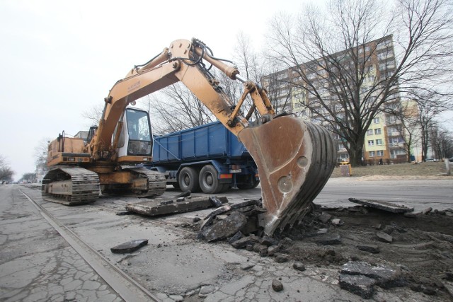 Na Limanowskiego zrywana jest stara nawierzchnia.